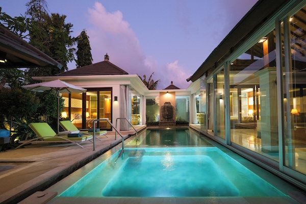 Outdoor pool, pool umbrellas, sun loungers