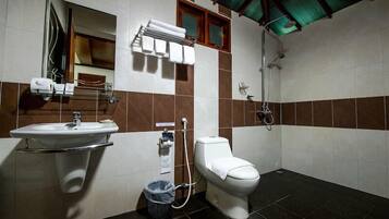 Un baño con lavamanos, inodoro y ducha.