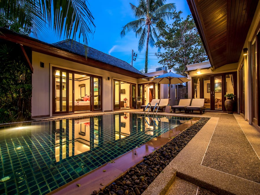 Deluxe dubbelrum | Utomhuspool | 2 utomhuspooler och solstolar