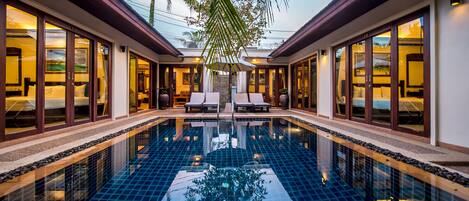 2 piscine all'aperto, lettini