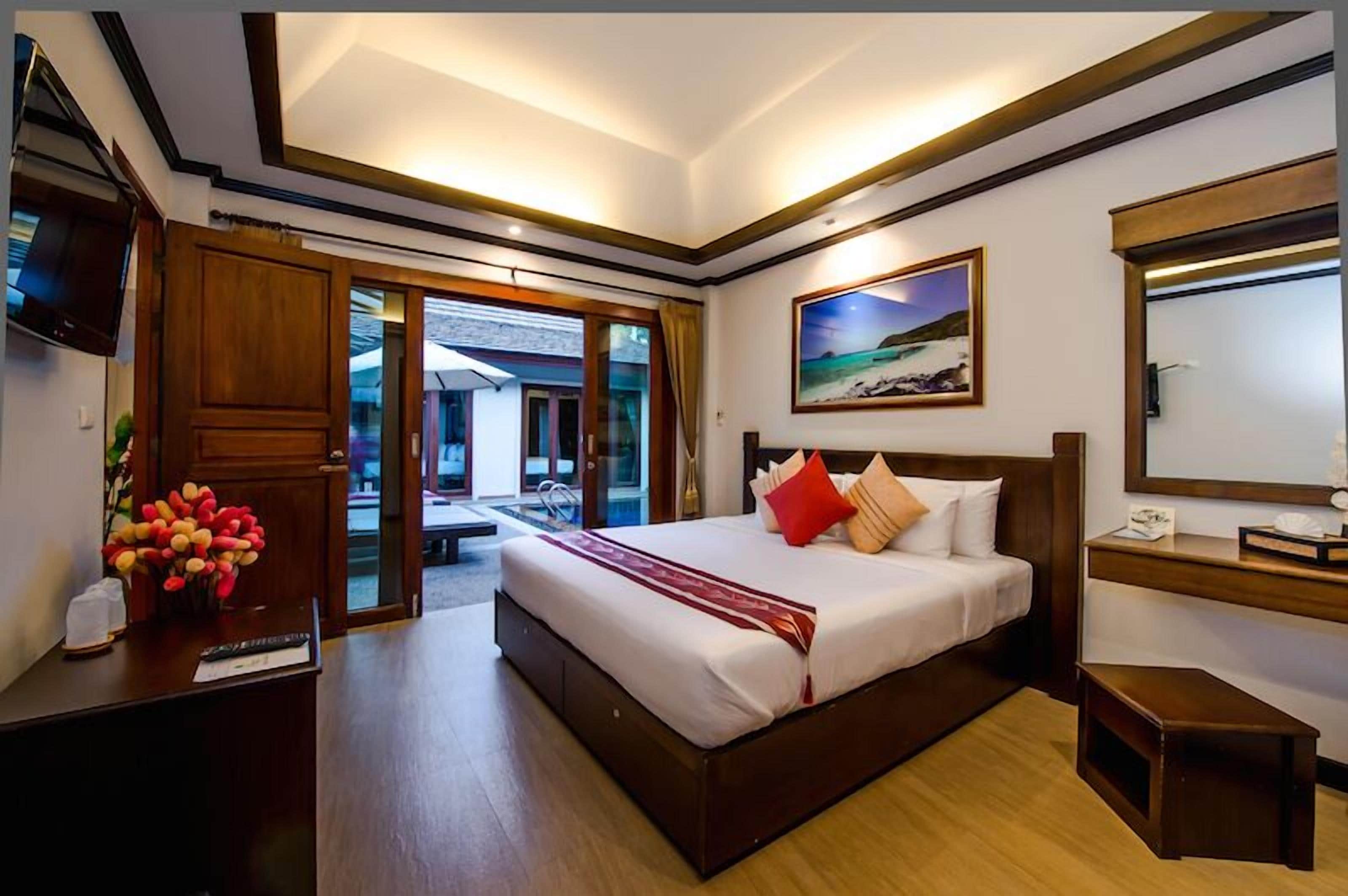 2 bedroom pool access | 1 bedroom, minibar, in-room safe, desk