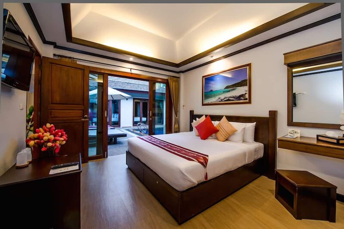 2 bedroom pool access | 1 bedroom, minibar, in-room safe, desk