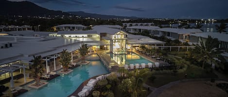 2 piscinas externas, funciona das 6h às 21h, guarda-sóis