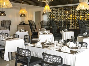 3 restaurants, breakfast served