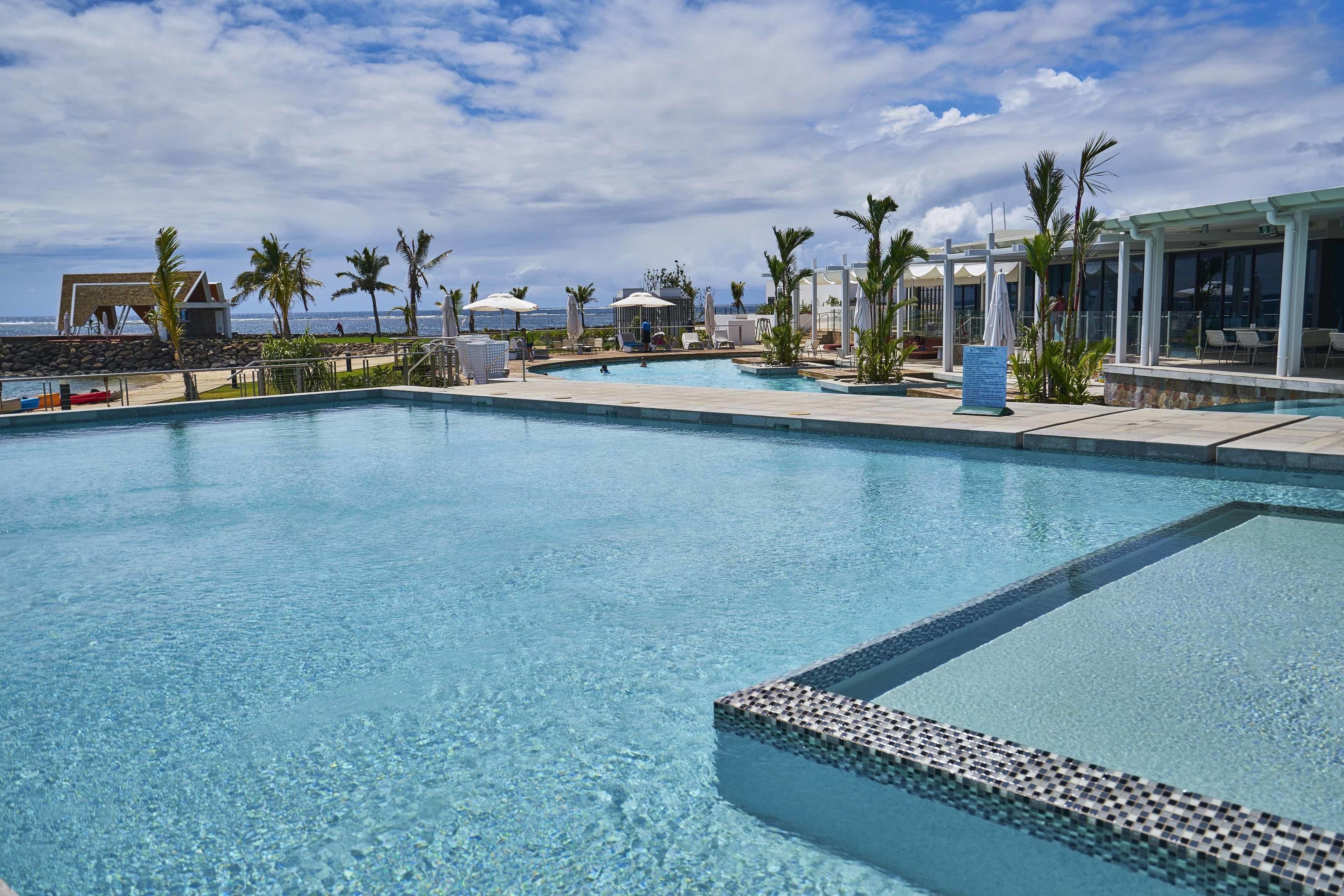 2 utendørsbassenger, bassengparasoller og solsenger