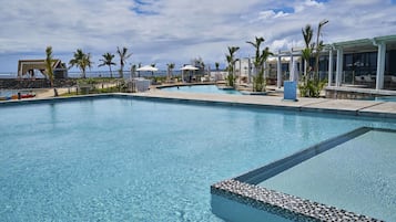 2 utendørsbassenger, bassengparasoller og solsenger