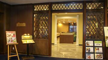 6 restaurants, breakfast, lunch, dinner served; Italian cuisine