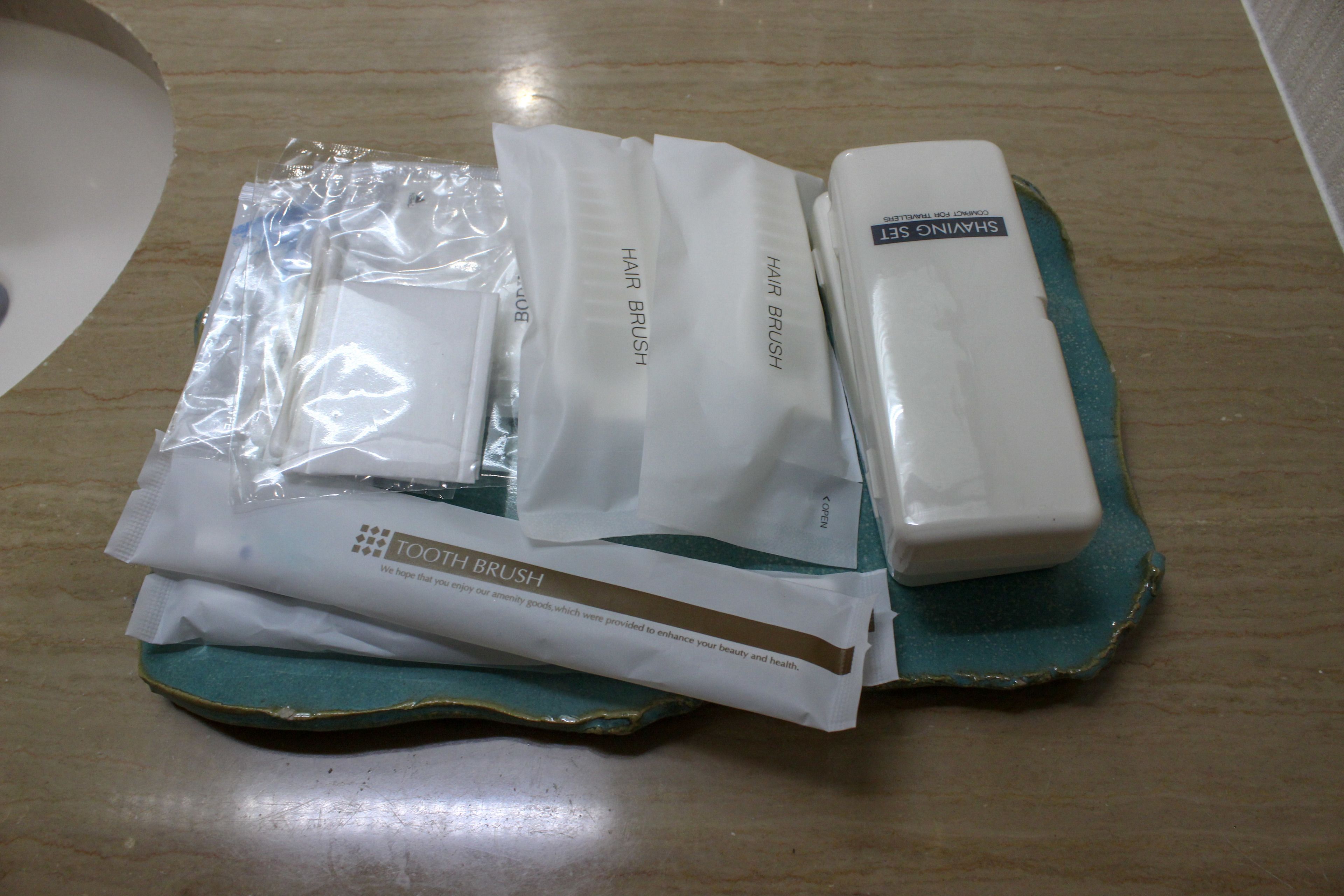 combined shower/bathtub, free toiletries, hair dryer, slippers