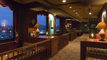 2 bars/lounges, lobby lounge