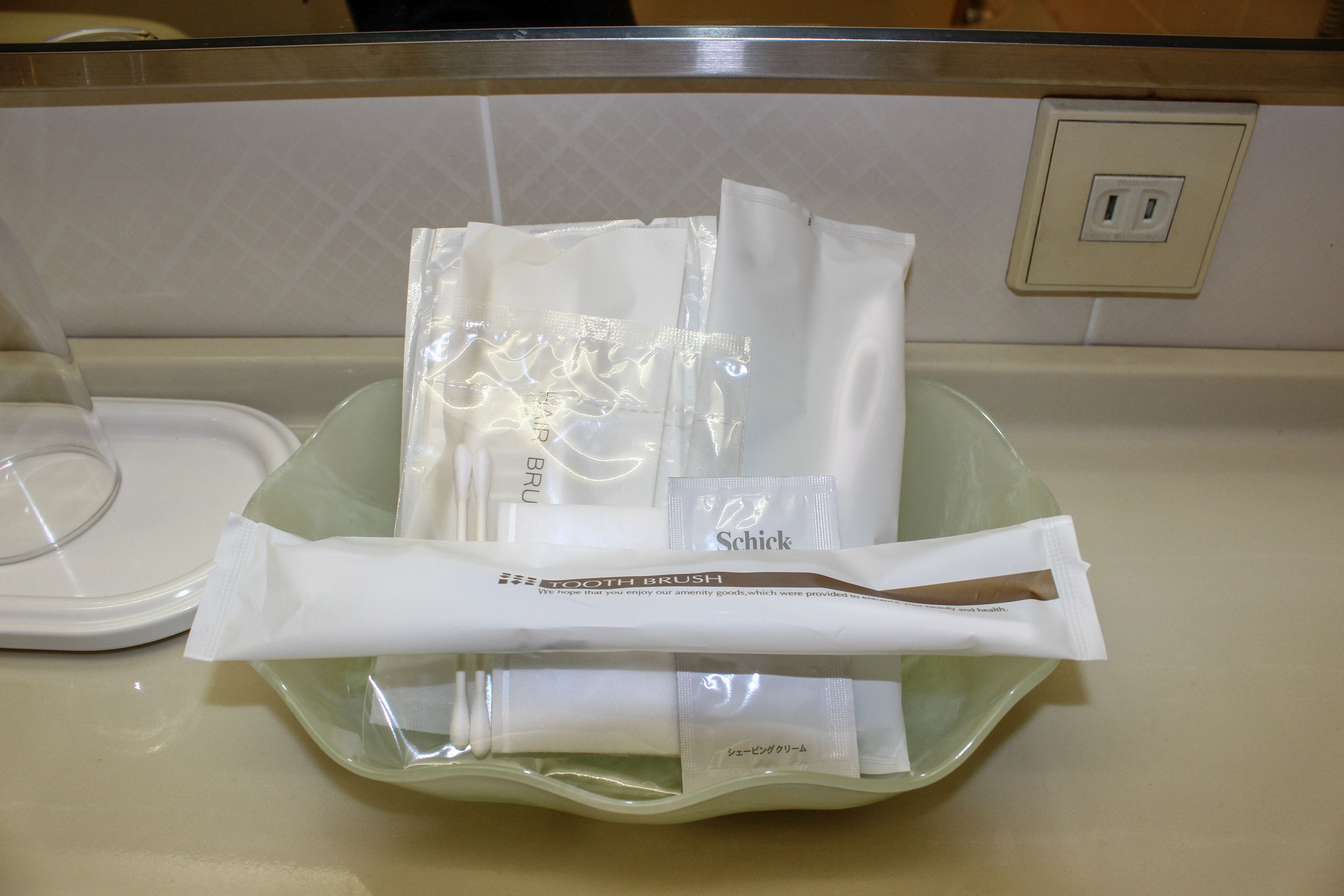 combined shower/bathtub, free toiletries, hair dryer, slippers