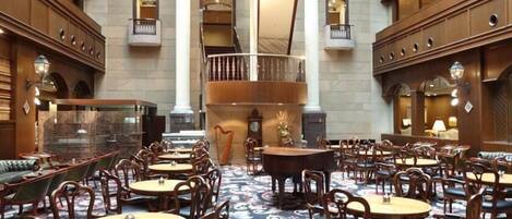 2 bars, lounge dans le hall
