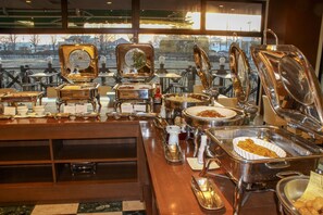 Daily buffet breakfast (JPY 2200 per person)