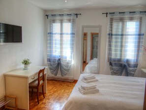 Habitación Deluxe con 1 cama matrimonial o 2 individuales | Caja de seguridad en la habitación, escritorio, cunas y camas extra