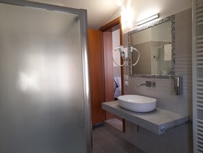 Habitación con 1 cama doble o 2 individuales | Baño | Artículos de higiene personal gratuitos, secador de pelo, bidé y toallas