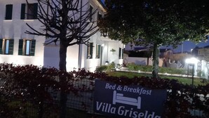 Señal para la casa de huéspedes Villa Grisenda.