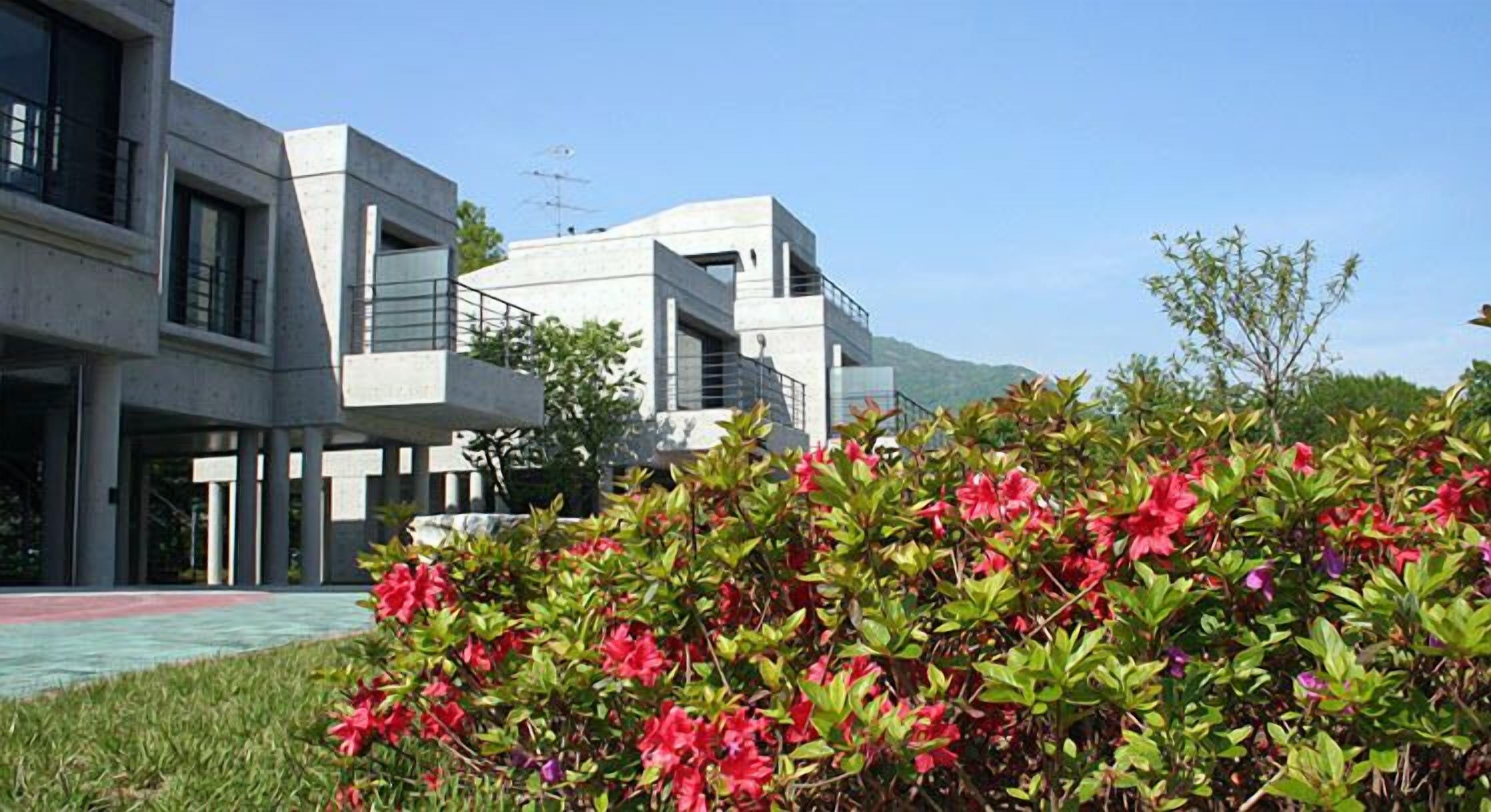 Vista frontal de la propiedad