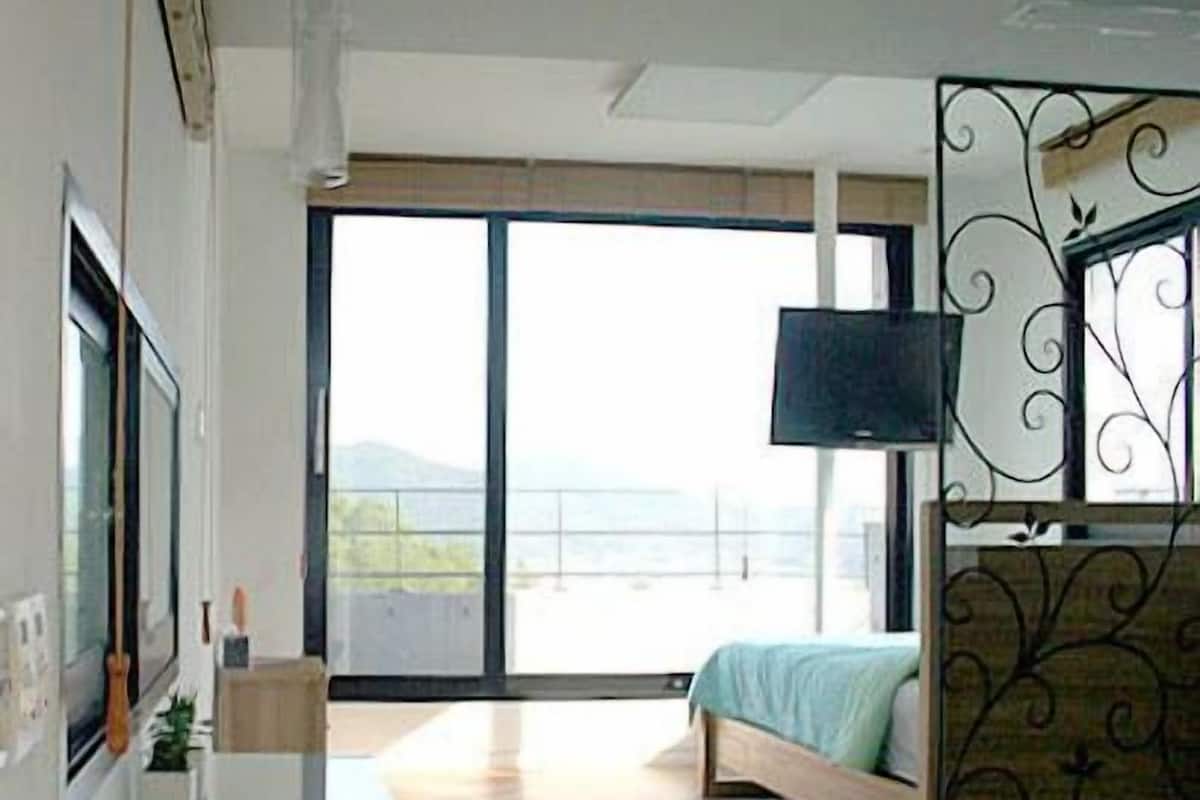 B3 Room - Lake view | Área de estar | TV de tela plana