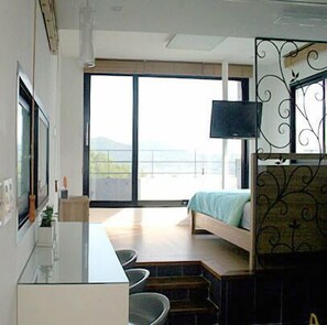 B3 Room - Lake view | Living area | Flat-screen TV - Hyoui Youm Pension (Incheon)