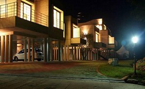 Front of property – evening/night - Hyoui Youm Pension (Incheon)