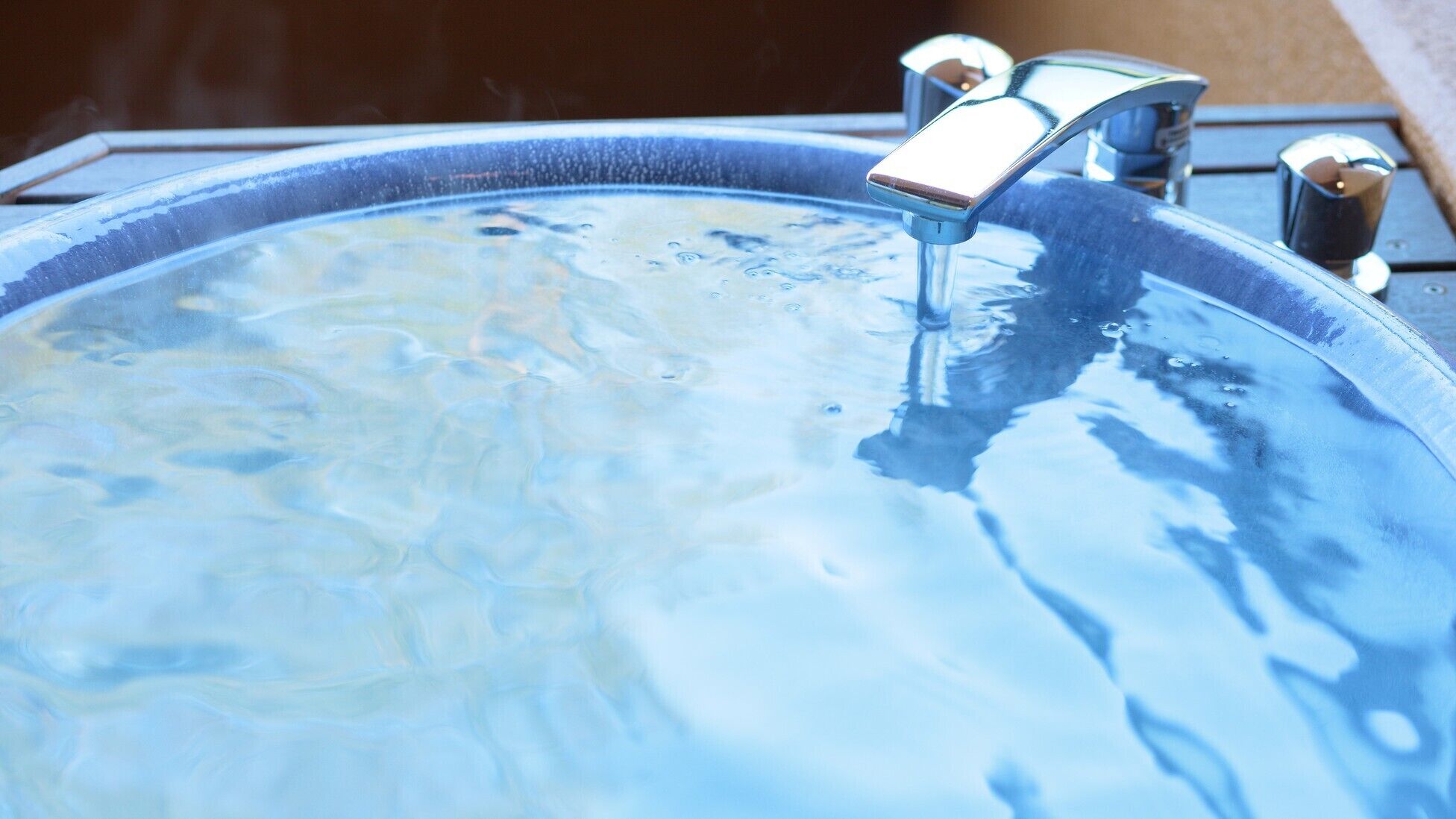 Un jacuzzi con grifo de cromo.