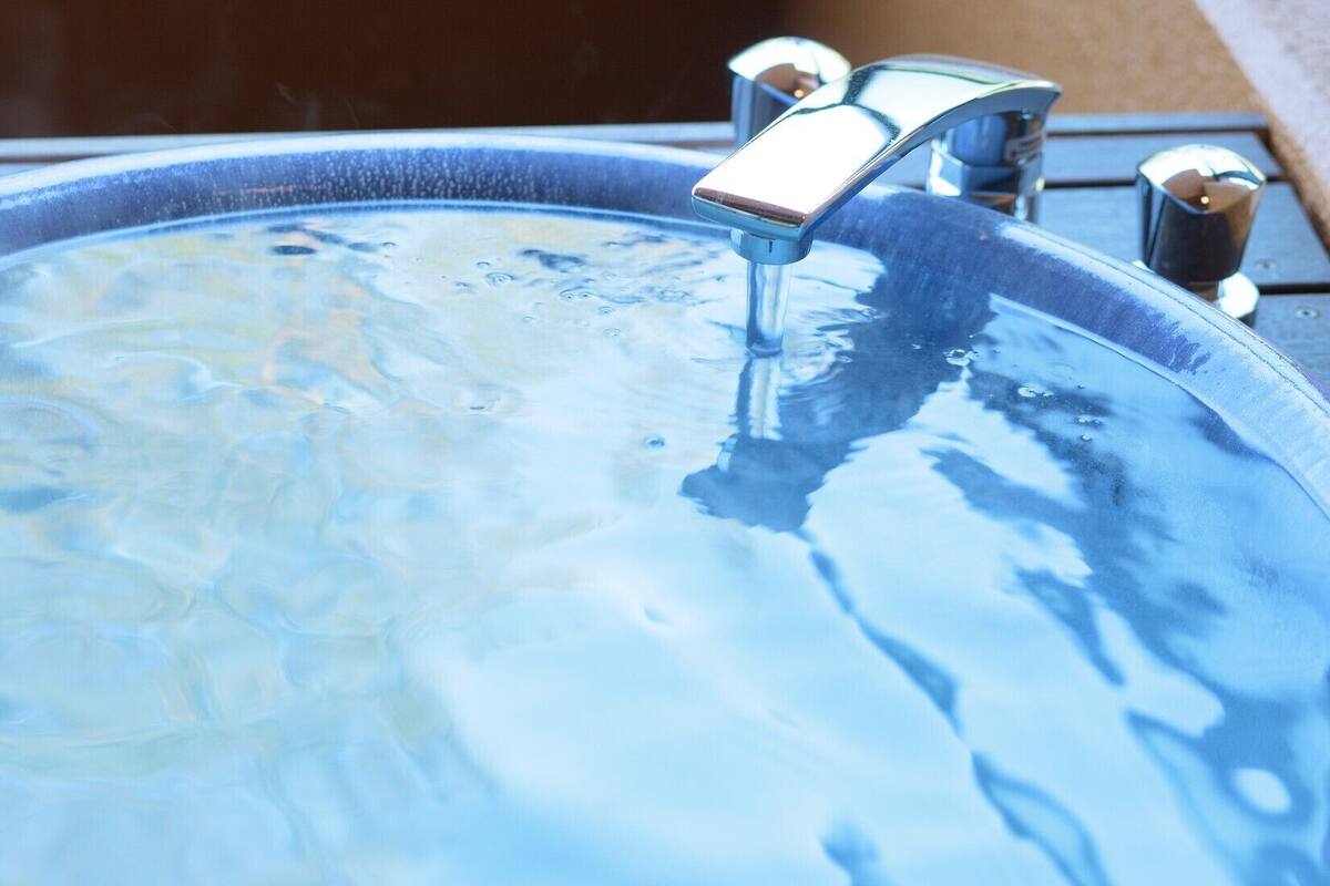Un jacuzzi con grifo de cromo.
