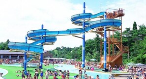 Una piscina al aire libre de temporada