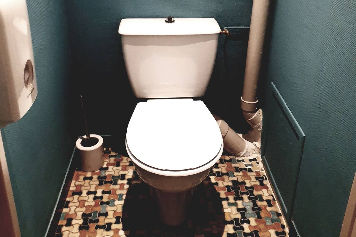 Tabla de planchar con plancha, wifi gratis, ropa de cama