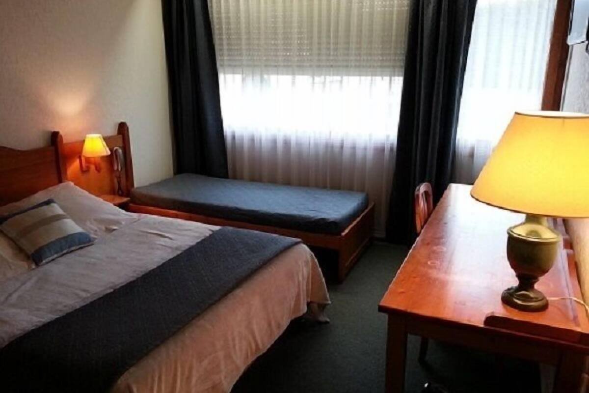 Habitación triple | Tabla de planchar con plancha, wifi gratis, ropa de cama