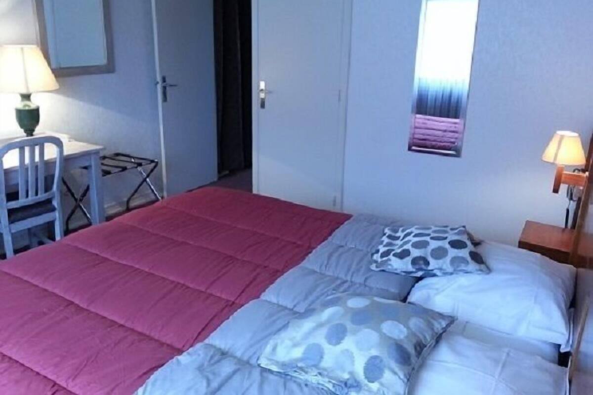 Habitación doble | Tabla de planchar con plancha, wifi gratis, ropa de cama