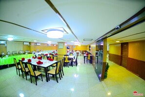 供應早餐、午餐及晚餐