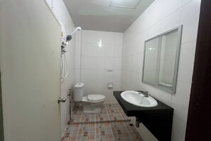 Un baño pequeño con inodoro, lavabo y espejo.