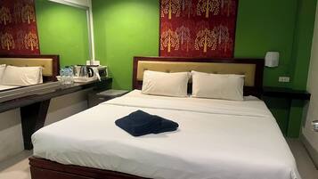 Kahden hengen huone, ei ikkunoita | Tallelokero huoneessa, ilmainen Wi-Fi, vuodevaatteet