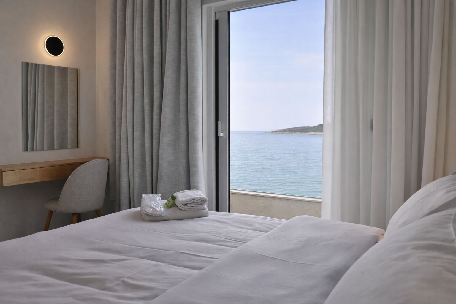 Appartement Supérieur, 1 chambre, vue mer | Coffres-forts dans les chambres, bureau, fer et planche à repasser