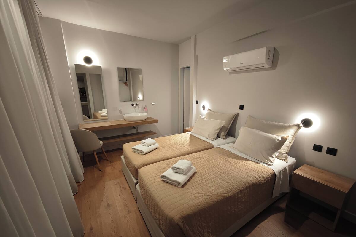 Apartemen Superior, 1 kamar tidur, pemandangan samudra | Brankas, meja kerja, setrika/meja setrika, dan Wi-Fi gratis