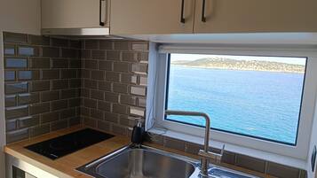 Departamento superior | Cocina privada | Refrigerador, parrilla de estufa, cafetera y tetera y tetera eléctrica