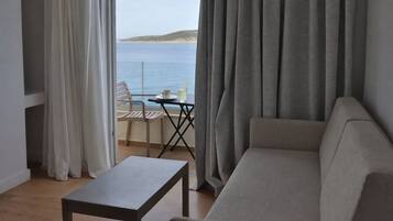 Superior Apartment, 1 Bedroom, Sea View | Ruang tamu | TV LED