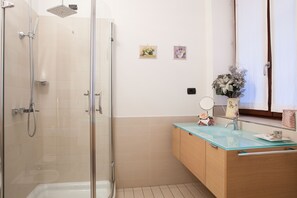 Triple Room | Bathroom | Free toiletries