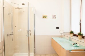 Triple Room | In-room safe, desk, free cots/infant beds, free WiFi