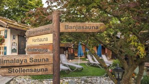 A wooden signpost with directions to various saunas including Banjasauna, Zitronensauna, Hanfsauana, Kräutersauana, Himalaya Sauna, and Stollensauna. - Hotel Knorz (Zirndorf)