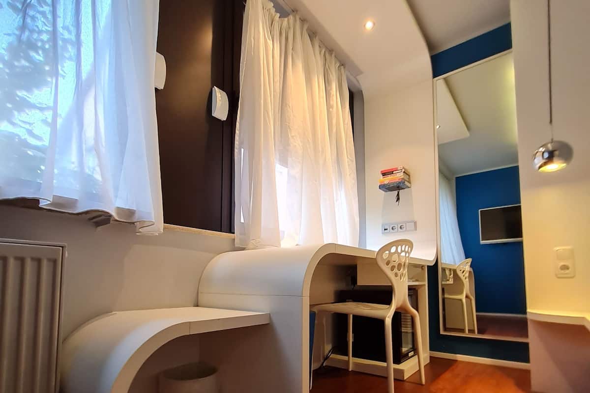 Eenpersoonskamer | 1 slaapkamer, luxe beddengoed, een minibar, een bureau