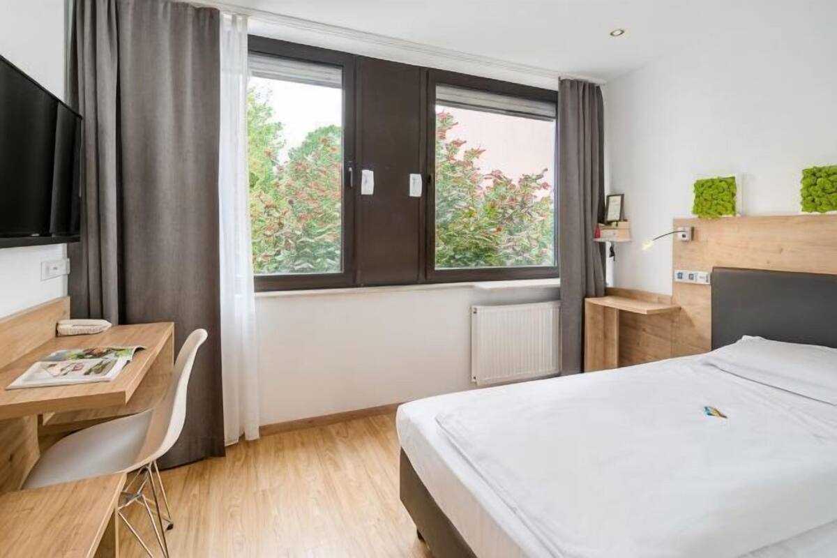 高級寢具、迷你吧、書桌、熨斗/熨衣板