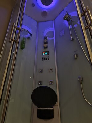 Ropa de cama de alta calidad, minibar y escritorio 