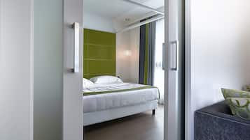 Een minibar, een kluis op de kamer, een bureau, geluiddichte muren