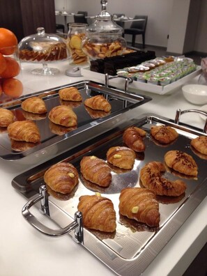 Desayuno continental gratuito y diario