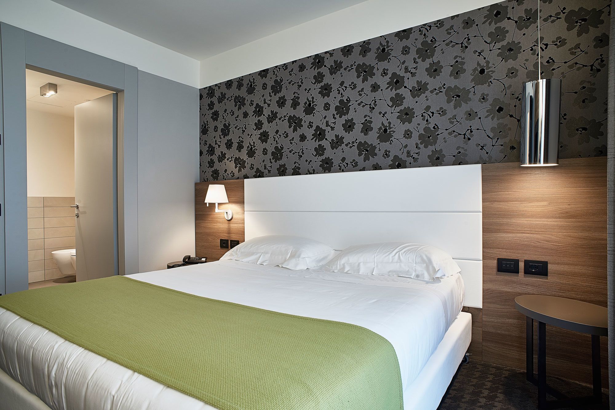 deluxe double room | 1 bedroom, minibar, in-room safe, desk