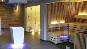 Ein modernes Badezimmer mit einer Holzvertäfelung, einer Duschkabine aus Glas und einem weißen Schrank.