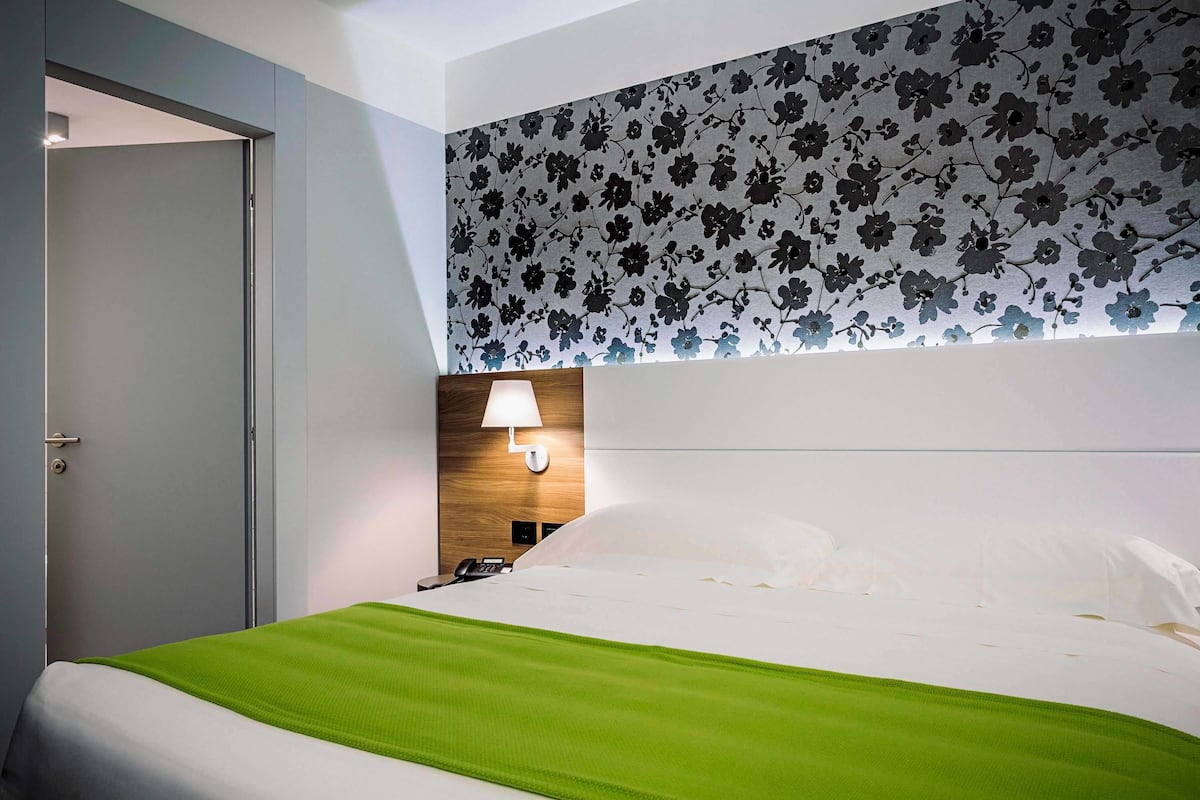 Deluxe Double Room | Minibar, in-room safe, desk, soundproofing