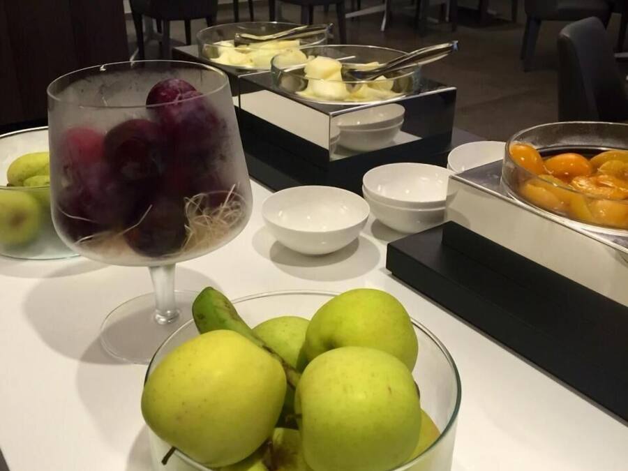 Una mesa de buffet con varias frutas y cuencos.