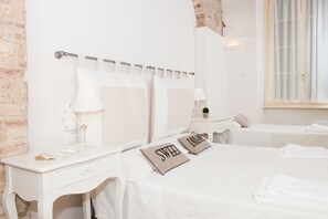 Minibar, in-room safe, desk, free cots/infant beds - Botton d'Oro Gombito (Bergamo)