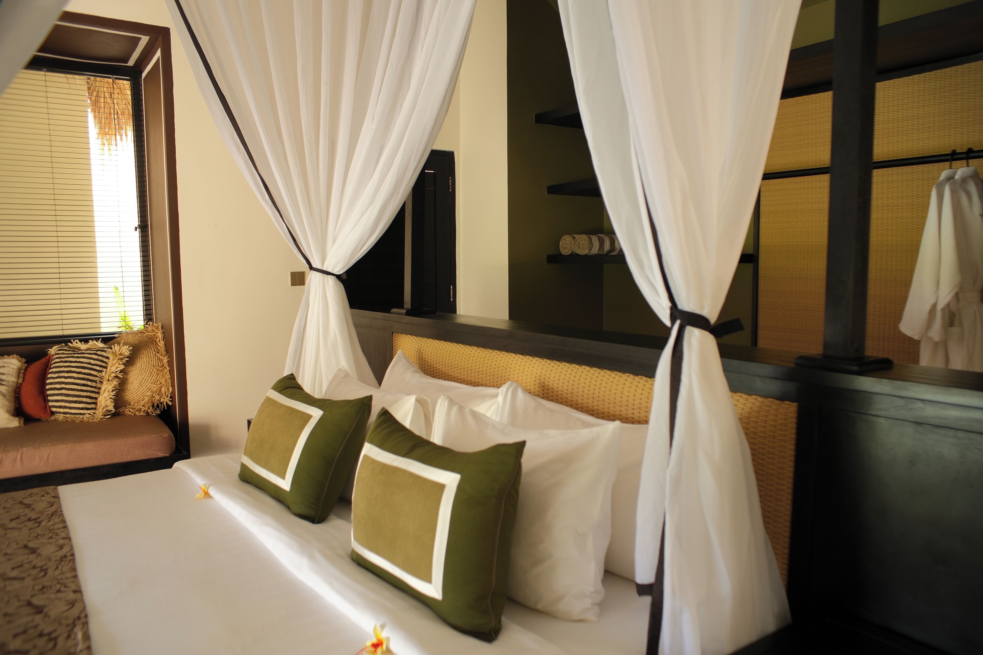 Vila, 1 kamar tidur, pemandangan kolam renang, di pinggir kolam renang | 1 kamar tidur, seprai premium, minibar, dan brankas